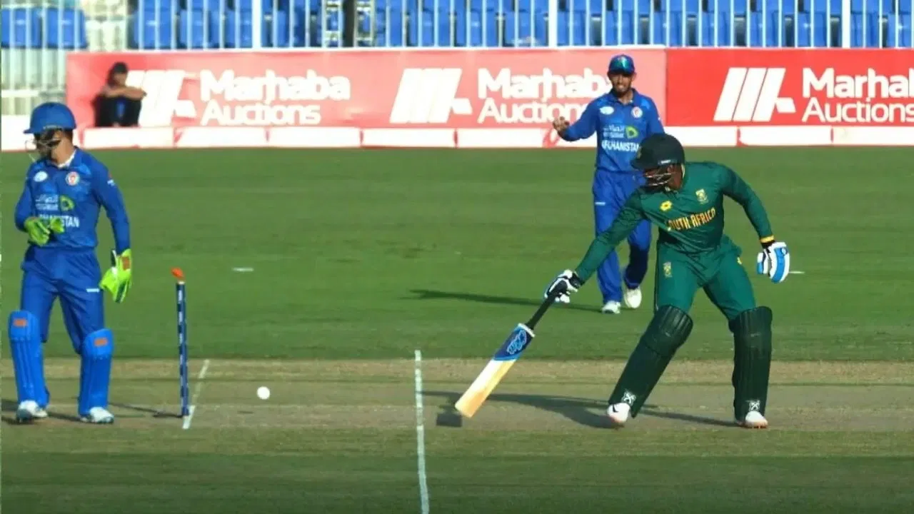 [Watch] Andile Phehlukwayo steps out of the crease without paying attention to the ball gets run out by Gulbadin Naib